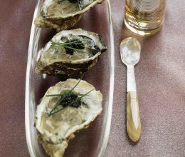 KAVIAAR OP EEN PARMENTIER VAN OESTERS - RECEPT VOOR VOORGERECHT MET KAVIAAR