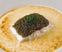 ZEEBAARS "BLAUWE RUG", TOAST MET KAVIAAR EN GEGRATINEERDE ROOM - RECEPT VOOR HOOFDGERECHT MET KAVIAAR