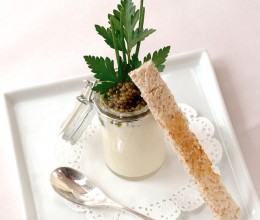 MOUSSE VON BLUMENKOHL MIT KAVIAR UND KRÄUTERCOULIS 